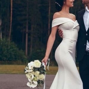 Brand New!! Unworn wedding dress size 0 unaltered!